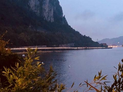 Fioriere e punti luce lungo la ciclabile