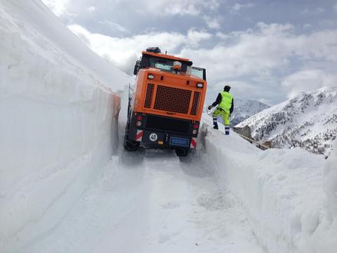 Sgombero neve in corso al Gran San Bernardo 