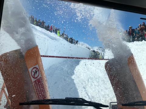 Ultime fasi di sgombero neve prima della riapertura del valico