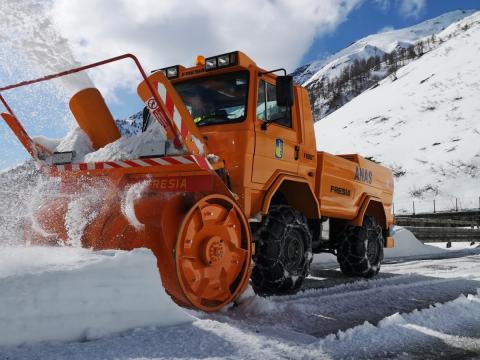 Sgombero neve in corso al Gran San Bernardo 