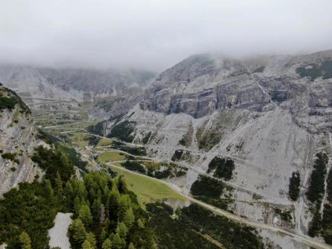 Lavori di costruzione della rete paramassi a Bormio