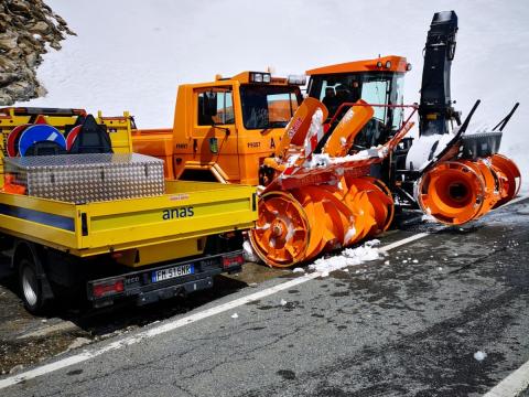 Sgombero neve in corso al Gran San Bernardo 