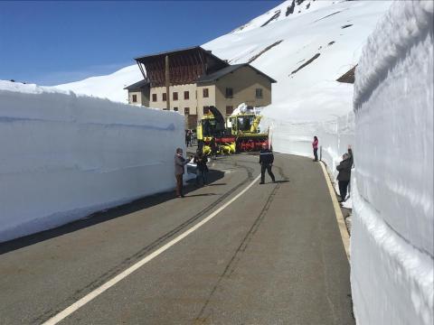 Ultime fasi di sgombero neve prima della riapertura del valico