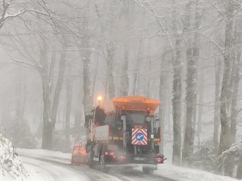 Calabria - Mezzi sgombraneve e spargisale in azione