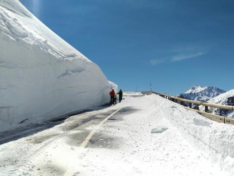 Sgombero neve in corso al Gran San Bernardo 