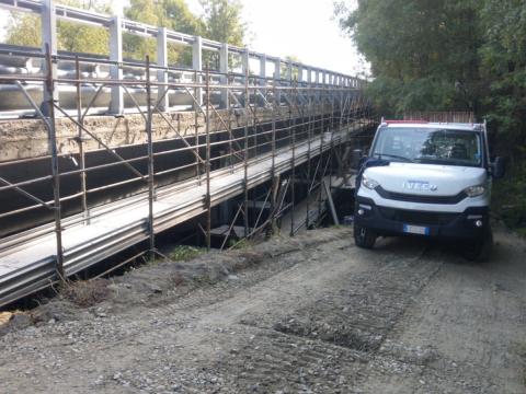 Lavori all'intradosso del viadotto 'Bumaz', a Gignod