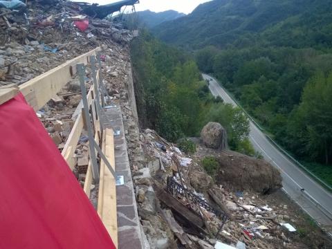 Foto 2016 - Macerie rischio crollo SS4 Salaria a Pescara del Tronto dopo sisma
