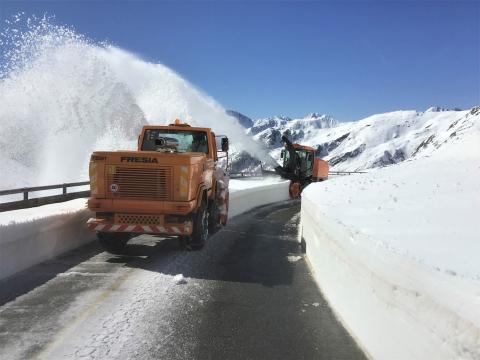 Sgombero neve in corso al Gran San Bernardo