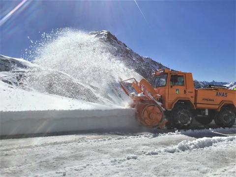 Sgombero neve in corso al Gran San Bernardo