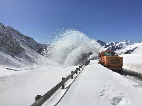 Sgombero neve in corso al Gran San Bernardo