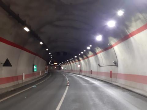 L'immagine consente di apprezzare il potere illuminante dei LED lungo la corsia già ammodernata 