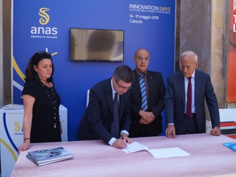 Firma Anas, Cas e Caronte