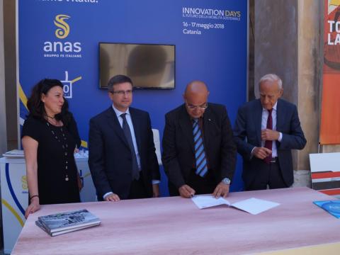 Firma Anas, Cas e Caronte