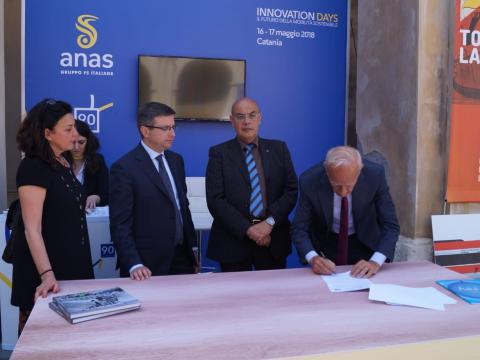 Firma Anas, Cas e Caronte