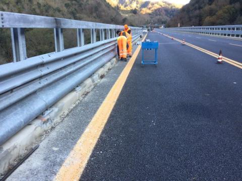 foto degli interventi  già realizzati  sulla SS 682 'Jonio Tirreno' nel tratto compreso  tra il km 17+000 e il km 17+700 