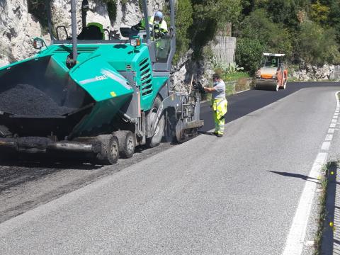 Foto 1 - Lavori di nuova pavimentazione sulla SS163 Amalfitana