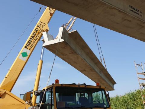 Varo dei primi due impalcati del nuovo cavalcavia ‘Setteporte’ sulla strada statale 107