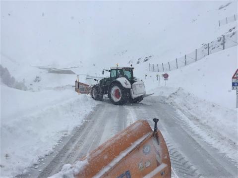 Sgombero neve sulla statale della Maddalena