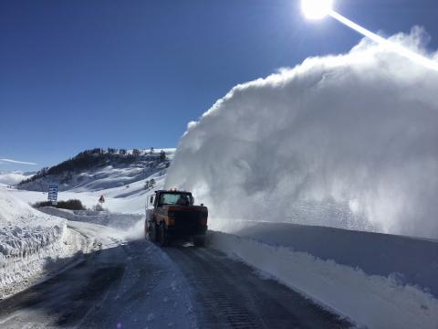 Sgombero neve al Colle della Maddalena