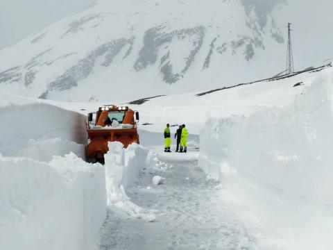Mezzi e uomini Anas in azione per lo sgombero neve al PSB