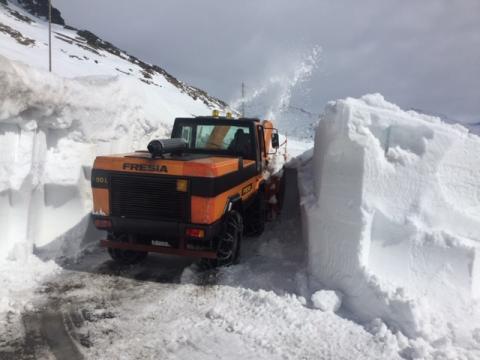 Lavori di sgombero neve al Passo dello Spluga