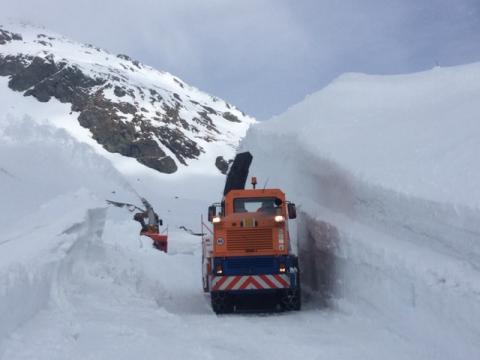 Lavori di sgombero neve al Passo dello Spluga