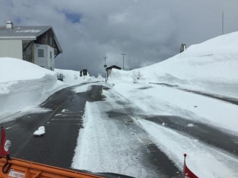 Lavori di sgombero neve al Passo dello Spluga