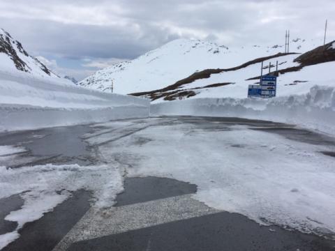 Lavori di sgombero neve al Passo dello Spluga