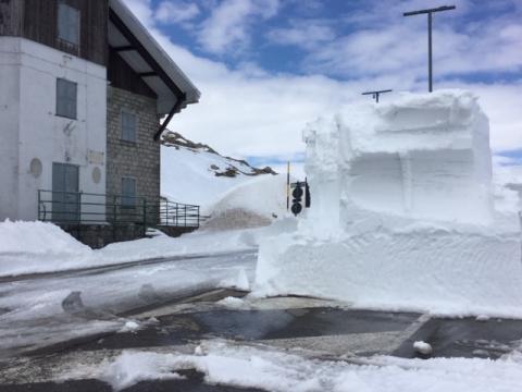 Lavori di sgombero neve al Passo dello Spluga