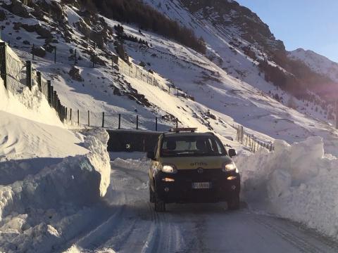 Veicolo Anas durante lo gombero neve e salatura al Colle della Maddalena