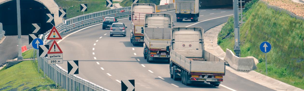 Immagine di un tratto autostradale Anas percorso da mezzi da lavoro