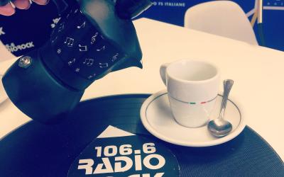 Radio Rock Un Caffè con Anas Immagine di una tazzina di caffe e della scritta 106.6 Radio Rock
