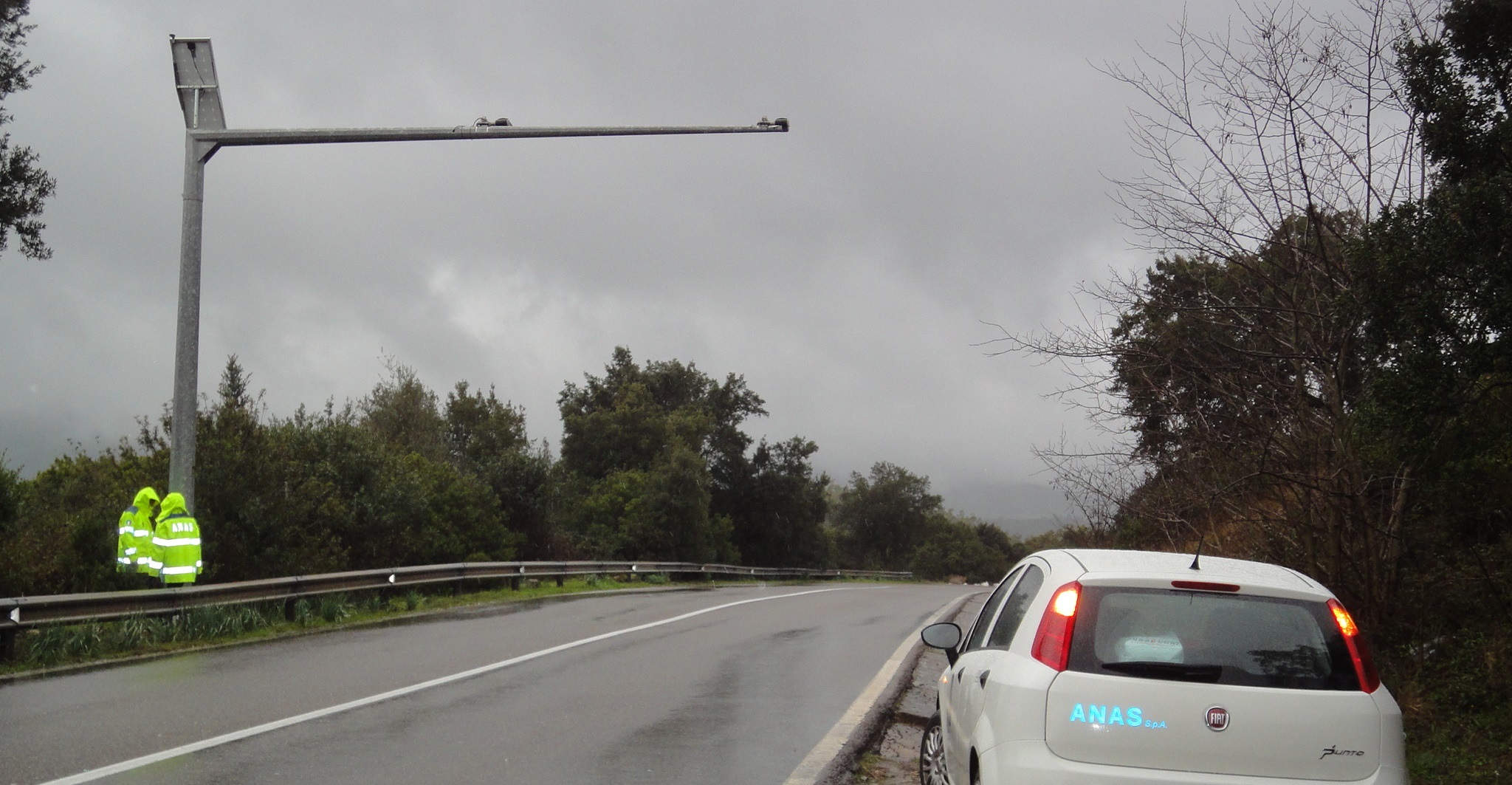 Apparato per rilevamento dati di traffico su tratto stradale